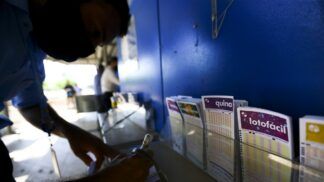 Apostadores fazem filas em casas lotéricas de Brasília. A Caixa Econômica Federal sorteia amanhã (12) a lotofácil da Independência.