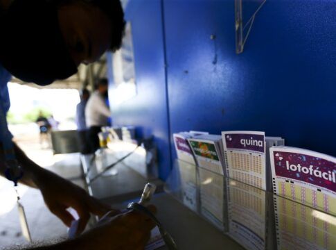 Apostadores fazem filas em casas lotéricas de Brasília. A Caixa Econômica Federal sorteia amanhã (12) a lotofácil da Independência.