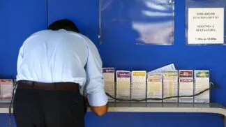 Apostadores fazem filas em casas lotéricas de Brasília.