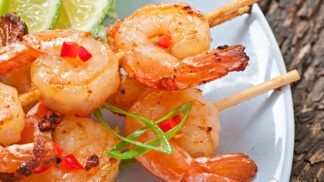 Camarões em salsa com alho e caramelo de soja