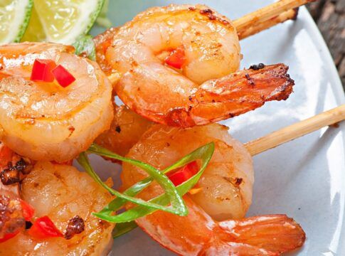 Camarões em salsa com alho e caramelo de soja