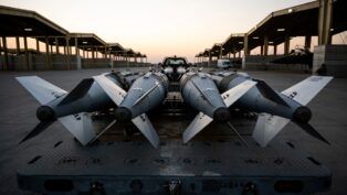 Militares da Força Aérea dos Estados Unidos preparam o carregamento de munições GBU-31 em caças F-15E Strike Eagle, na área de responsabilidade do Comando Central dos EUA, em 19/12/2025, em apoio à Operação Hawkeye Strike na Síria