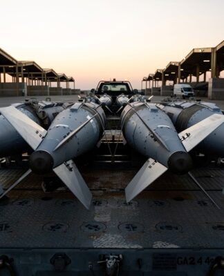 Militares da Força Aérea dos Estados Unidos preparam o carregamento de munições GBU-31 em caças F-15E Strike Eagle, na área de responsabilidade do Comando Central dos EUA, em 19/12/2025, em apoio à Operação Hawkeye Strike na Síria