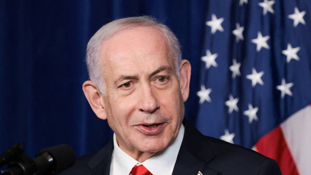 Benjamin Netanyahu, premiê de Israel, em frente à bandeira dos Estados Unidos