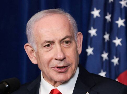 Benjamin Netanyahu, premiê de Israel, em frente à bandeira dos Estados Unidos