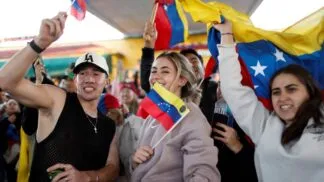 Venezuelanos em Miami comemoram a captura de Nicolás Maduro pelos Estados Unidos