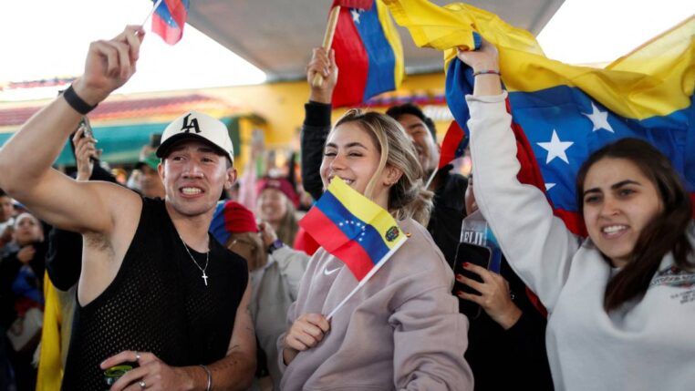 Venezuelanos em Miami comemoram a captura de Nicolás Maduro pelos Estados Unidos