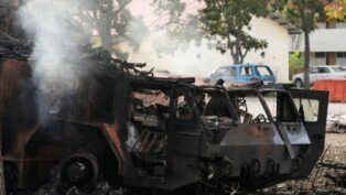 Venezuela: veículo destruído após ataques dos Estados Unidos em Caracas