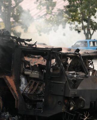 Venezuela: veículo destruído após ataques dos Estados Unidos em Caracas