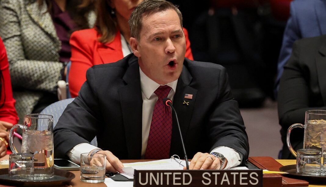 O embaixador dos Estados Unidos na ONU, Mike Waltz, discursa durante reunião do Conselho de Segurança sobre os ataques norte-americanos e a captura do presidente da Venezuela, Nicolás Maduro, e de sua esposa, Cilia Flores, na sede das Nações Unidas, em Nova York, em 5 de janeiro de 2026.