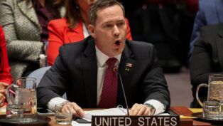 O embaixador dos Estados Unidos na ONU, Mike Waltz, discursa durante reunião do Conselho de Segurança sobre os ataques norte-americanos e a captura do presidente da Venezuela, Nicolás Maduro, e de sua esposa, Cilia Flores, na sede das Nações Unidas, em Nova York, em 5 de janeiro de 2026.