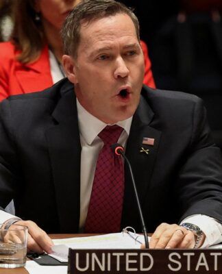 O embaixador dos Estados Unidos na ONU, Mike Waltz, discursa durante reunião do Conselho de Segurança sobre os ataques norte-americanos e a captura do presidente da Venezuela, Nicolás Maduro, e de sua esposa, Cilia Flores, na sede das Nações Unidas, em Nova York, em 5 de janeiro de 2026.