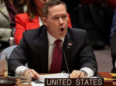 O embaixador dos Estados Unidos na ONU, Mike Waltz, discursa durante reunião do Conselho de Segurança sobre os ataques norte-americanos e a captura do presidente da Venezuela, Nicolás Maduro, e de sua esposa, Cilia Flores, na sede das Nações Unidas, em Nova York, em 5 de janeiro de 2026.