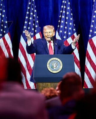 O presidente dos Estados Unidos, Donald Trump, discursa para republicanos da Câmara durante a conferência anual do partido, no Kennedy Center — rebatizado de Trump-Kennedy Center pelo conselho diretor indicado por Trump — em Washington, D.C.