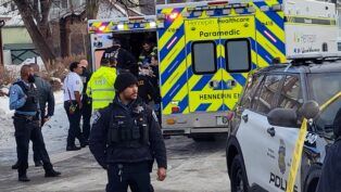 Socorristas realizam manobras de RCP em uma mulher enquanto ela é transferida para uma ambulância após ter sido baleada dentro de um veículo por um agente de imigração dos EUA, em Minneapolis