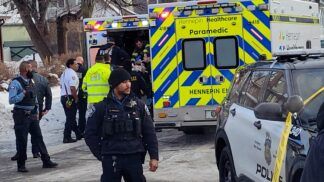 Socorristas realizam manobras de RCP em uma mulher enquanto ela é transferida para uma ambulância após ter sido baleada dentro de um veículo por um agente de imigração dos EUA, em Minneapolis