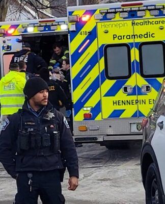 Socorristas realizam manobras de RCP em uma mulher enquanto ela é transferida para uma ambulância após ter sido baleada dentro de um veículo por um agente de imigração dos EUA, em Minneapolis