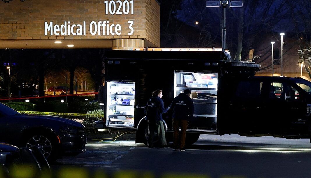 Agentes do FBI trabalham ao lado de um caminhão de coleta de evidências em frente ao Hospital Adventista após agentes federais dos EUA balearem duas pessoas em Portland, no estado do Oregon