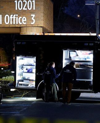 Agentes do FBI trabalham ao lado de um caminhão de coleta de evidências em frente ao Hospital Adventista após agentes federais dos EUA balearem duas pessoas em Portland, no estado do Oregon