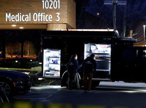 Agentes do FBI trabalham ao lado de um caminhão de coleta de evidências em frente ao Hospital Adventista após agentes federais dos EUA balearem duas pessoas em Portland, no estado do Oregon