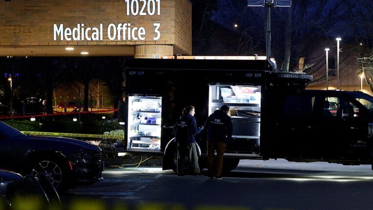 Agentes do FBI trabalham ao lado de um caminhão de coleta de evidências em frente ao Hospital Adventista após agentes federais dos EUA balearem duas pessoas em Portland, no estado do Oregon