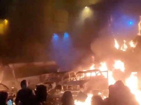 Manifestantes se reúnem enquanto veículos queimam em meio ao avanço dos protestos contra o governo iraniano, em Teerã