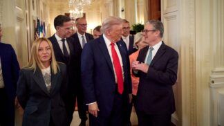 : O presidente dos Estados Unidos, Donald Trump, conversa com o primeiro-ministro do Reino Unido, Keir Starmer, ao lado do presidente da França, Emmanuel Macron, da primeira-ministra da Itália, Giorgia Meloni, da presidente da Comissão Europeia, Ursula von der Leyen, do secretário-geral da Otan, Mark Rutte, do presidente da Finlândia, Alexander Stubb, e do chanceler da Alemanha, Friedrich Merz, enquanto caminham durante uma reunião, em meio às negociações para encerrar a guerra da Rússia na Ucrânia com o presidente ucraniano Volodymyr Zelenskiy (não retratado), na Casa Branca, em Washington, D.C.