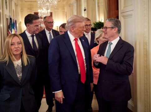 : O presidente dos Estados Unidos, Donald Trump, conversa com o primeiro-ministro do Reino Unido, Keir Starmer, ao lado do presidente da França, Emmanuel Macron, da primeira-ministra da Itália, Giorgia Meloni, da presidente da Comissão Europeia, Ursula von der Leyen, do secretário-geral da Otan, Mark Rutte, do presidente da Finlândia, Alexander Stubb, e do chanceler da Alemanha, Friedrich Merz, enquanto caminham durante uma reunião, em meio às negociações para encerrar a guerra da Rússia na Ucrânia com o presidente ucraniano Volodymyr Zelenskiy (não retratado), na Casa Branca, em Washington, D.C.