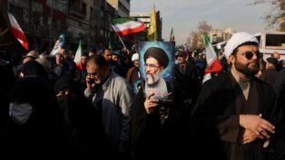 Iranianos participam de um ato pró-governo em Teerã, no Irã