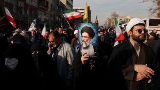 Iranianos participam de um ato pró-governo em Teerã, no Irã