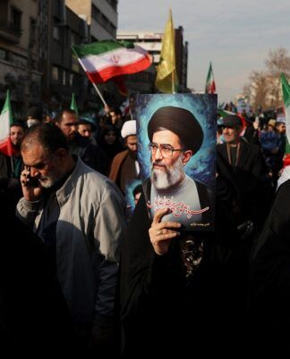 Iranianos participam de um ato pró-governo em Teerã, no Irã