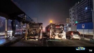 Veículos queimados em via de Teerã após distúrbios provocados pela grave crise econômica