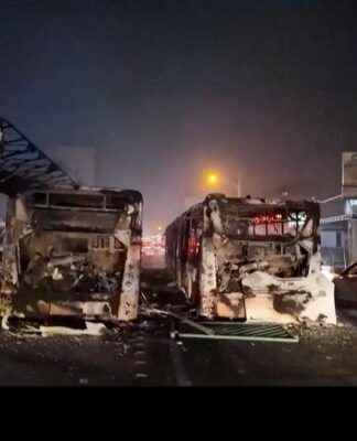 Veículos queimados em via de Teerã após distúrbios provocados pela grave crise econômica