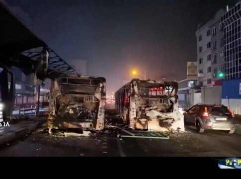 Veículos queimados em via de Teerã após distúrbios provocados pela grave crise econômica