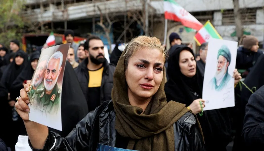 Mulher iraniana reage durante o funeral de integrantes das forças de segurança mortos nos protestos desencadeados pelo colapso do valor da moeda
