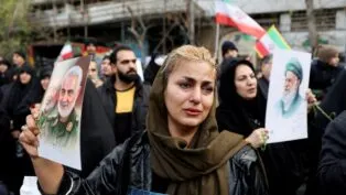 Mulher iraniana reage durante o funeral de integrantes das forças de segurança mortos nos protestos desencadeados pelo colapso do valor da moeda