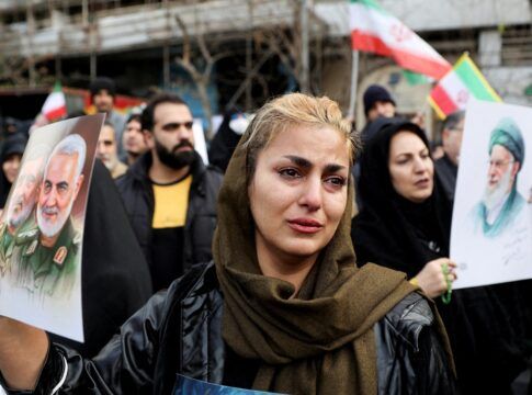 Mulher iraniana reage durante o funeral de integrantes das forças de segurança mortos nos protestos desencadeados pelo colapso do valor da moeda