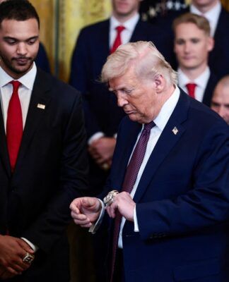 O presidente dos Estados Unidos, Donald Trump, usa anéis da Stanley Cup durante homenagem aos campeões da NHL, o Florida Panthers, na Casa Branca