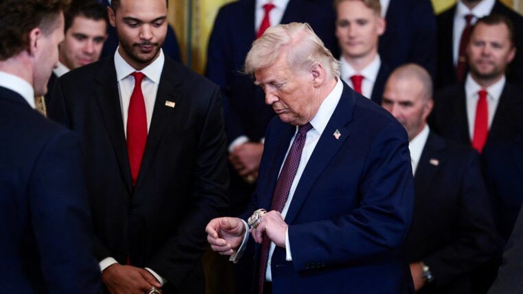 O presidente dos Estados Unidos, Donald Trump, usa anéis da Stanley Cup durante homenagem aos campeões da NHL, o Florida Panthers, na Casa Branca