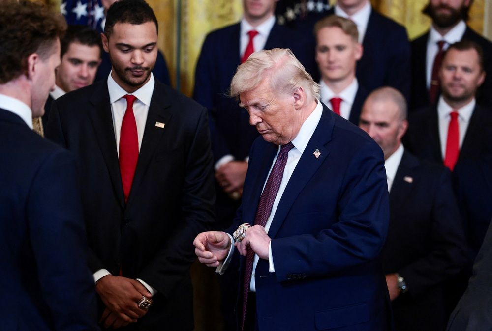 O presidente dos Estados Unidos, Donald Trump, usa anéis da Stanley Cup durante homenagem aos campeões da NHL, o Florida Panthers, na Casa Branca