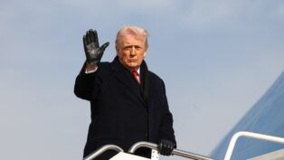 O presidente dos Estados Unidos, Donald Trump, gesticula ao embarcar no Air Force One para viajar à Flórida, na Base Conjunta Andrews, em Maryland