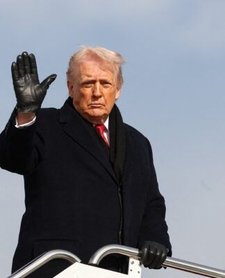 O presidente dos Estados Unidos, Donald Trump, gesticula ao embarcar no Air Force One para viajar à Flórida, na Base Conjunta Andrews, em Maryland