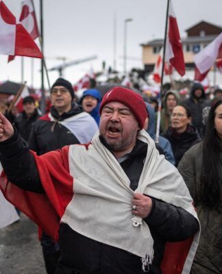 Cidadãos da Groenlândia participam de um protesto contra a intenção de Donald Trump administrar a ilha do Ártico