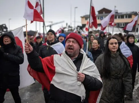 Cidadãos da Groenlândia participam de um protesto contra a intenção de Donald Trump administrar a ilha do Ártico
