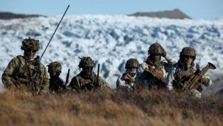 Tropas dinamarquesas treinam a identificação de possíveis ameaças durante um exercício militar