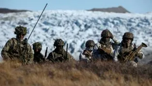 Tropas dinamarquesas treinam a identificação de possíveis ameaças durante um exercício militar
