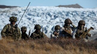 Tropas dinamarquesas treinam a identificação de possíveis ameaças durante um exercício militar