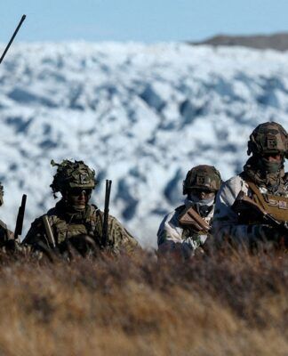 Tropas dinamarquesas treinam a identificação de possíveis ameaças durante um exercício militar
