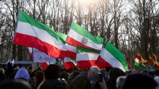 Manifestantes seguram bandeiras durante uma marcha em apoio aos protestos em todo o Irã, em Berlim, na Alemanha