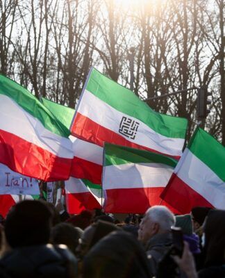 Manifestantes seguram bandeiras durante uma marcha em apoio aos protestos em todo o Irã, em Berlim, na Alemanha